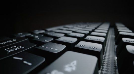 Comment nettoyer son clavier d’ordinateur en bambou ?